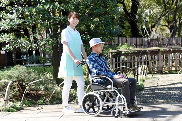 人材不足が深刻な介護分野での今後の外国人受け入れ予定・方法について介護分野の特定技能制度にフォーカスして解説します。